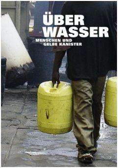 关于水：人类和黄色的罐子über Wasser: Menschen und gelbe Kanister